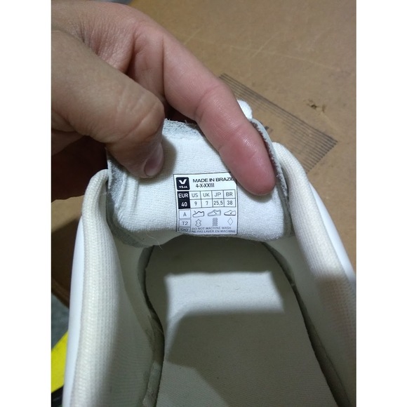 Veja Women's V-12 Sneaker, Extra White/Cyprus Size: 9 - Picture 2 of 3